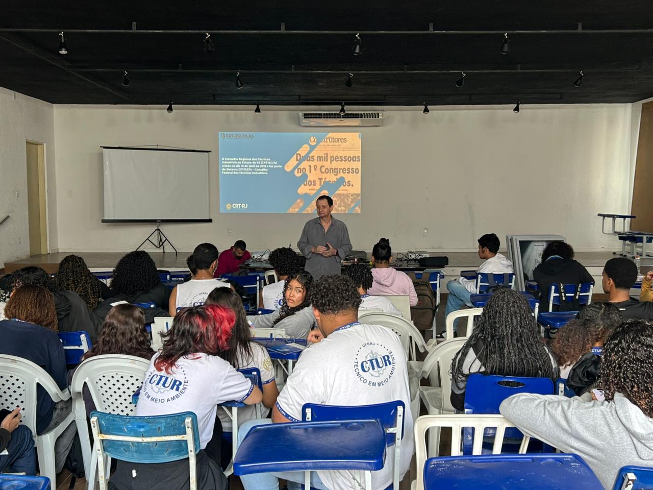 Futuros técnicos conectados com o CRT Escolas