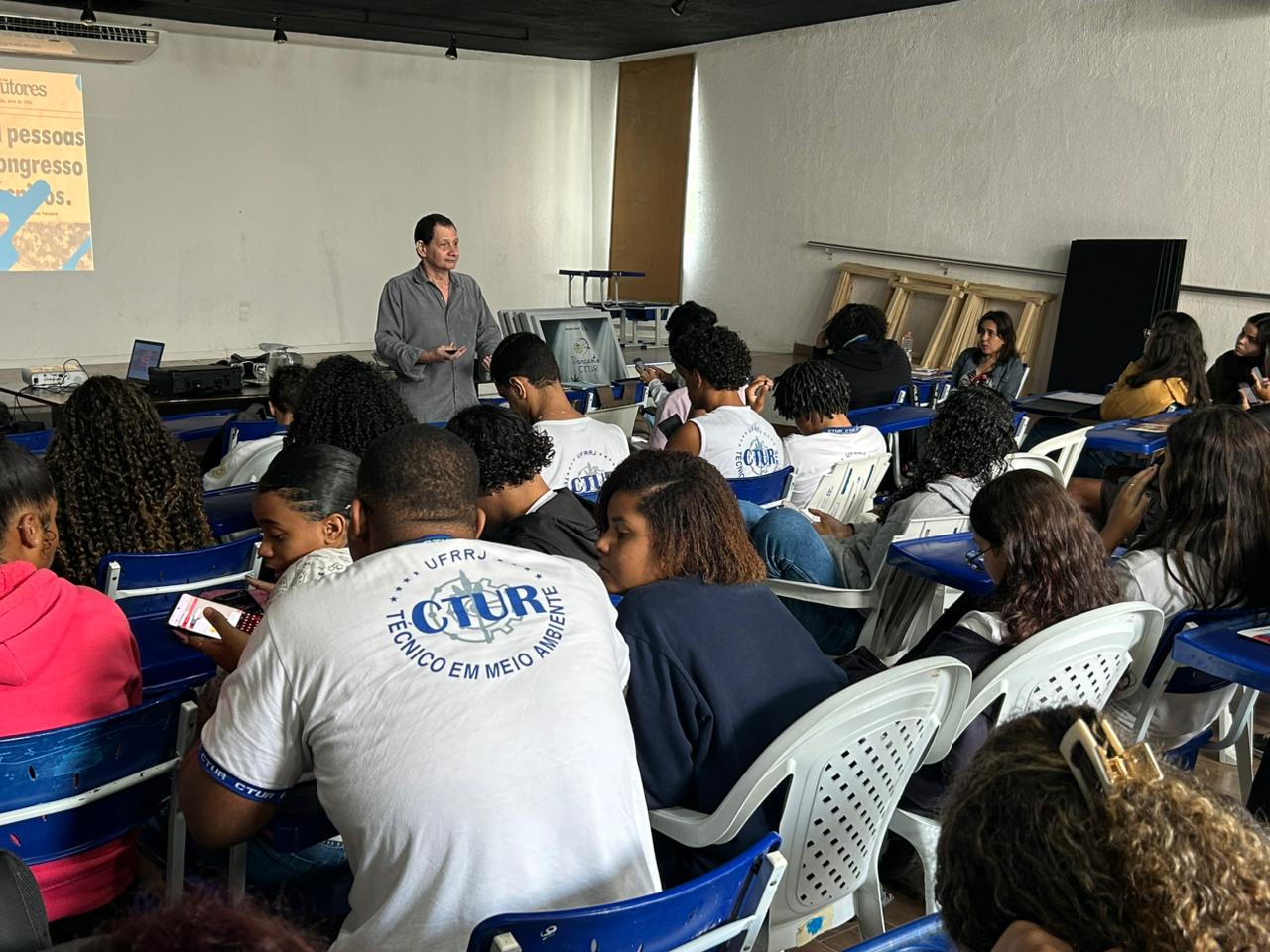 Futuros técnicos conectados com o CRT Escolas